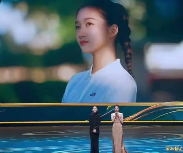 配资平台app下载 关晓彤与鹿晗恋情再引关注！这张图疑辟谣分手传闻