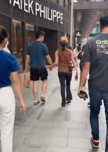 配资炒股官方网 杨采钰挺孕肚出街 手挽男子举止亲密