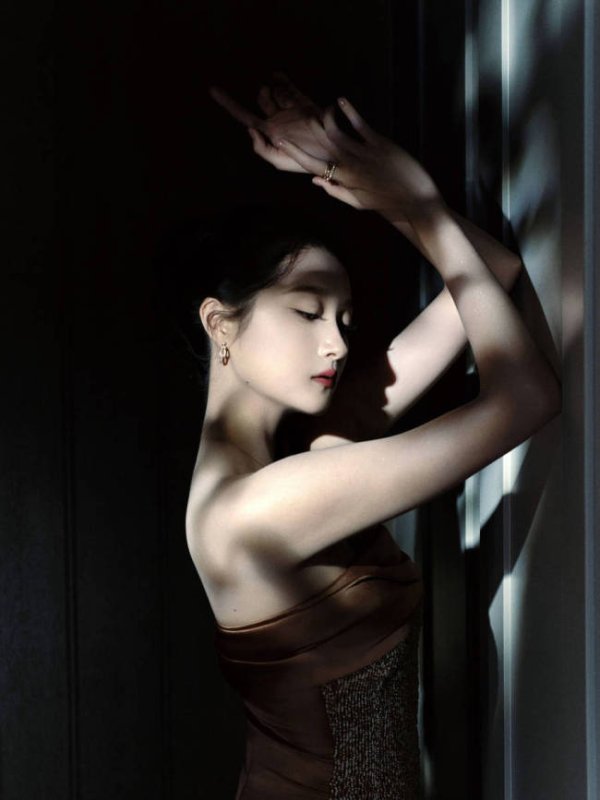 杭州在线配资 关晓彤秀背部曲线性感多姿 穿金色抹胸裙身材比例优越