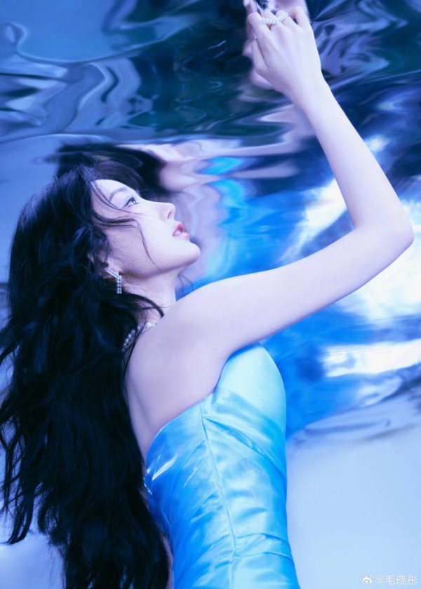 股票按天配资 毛晓彤一袭蓝裙化身美人鱼 身姿窈窕体态优雅